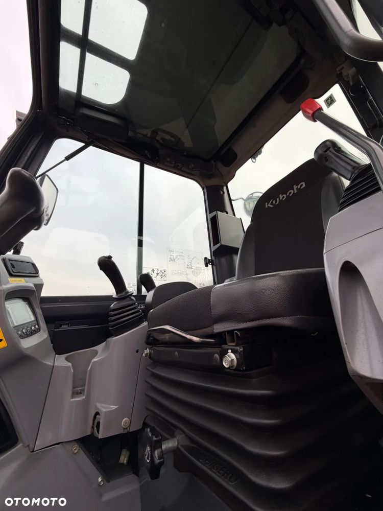 Kubota U55-4. koparka 5,5 tony. 2016 rok. 2300 mtg! KLIMATYZACJA. Długie ramie plus! 3sekcje Hydrauliczne. zamki na tłokach. Koparka Jak nówka sztuka. Zadbana zero zużycia. Z gospodarstwa Norweskiego. Zmiana łyżek Hydrauliczna. LENHOFF. Ani deka luzów wycieków. Szybka wolna jazda. Gąski perfekt stan. OKAZJA TANIO. Aktualna Dekra. Po serwisach eksploatacyjnych. Mocny silnik Kubota 4 cylindry! Zamki na tłokach. Wielka Okazja - 34
