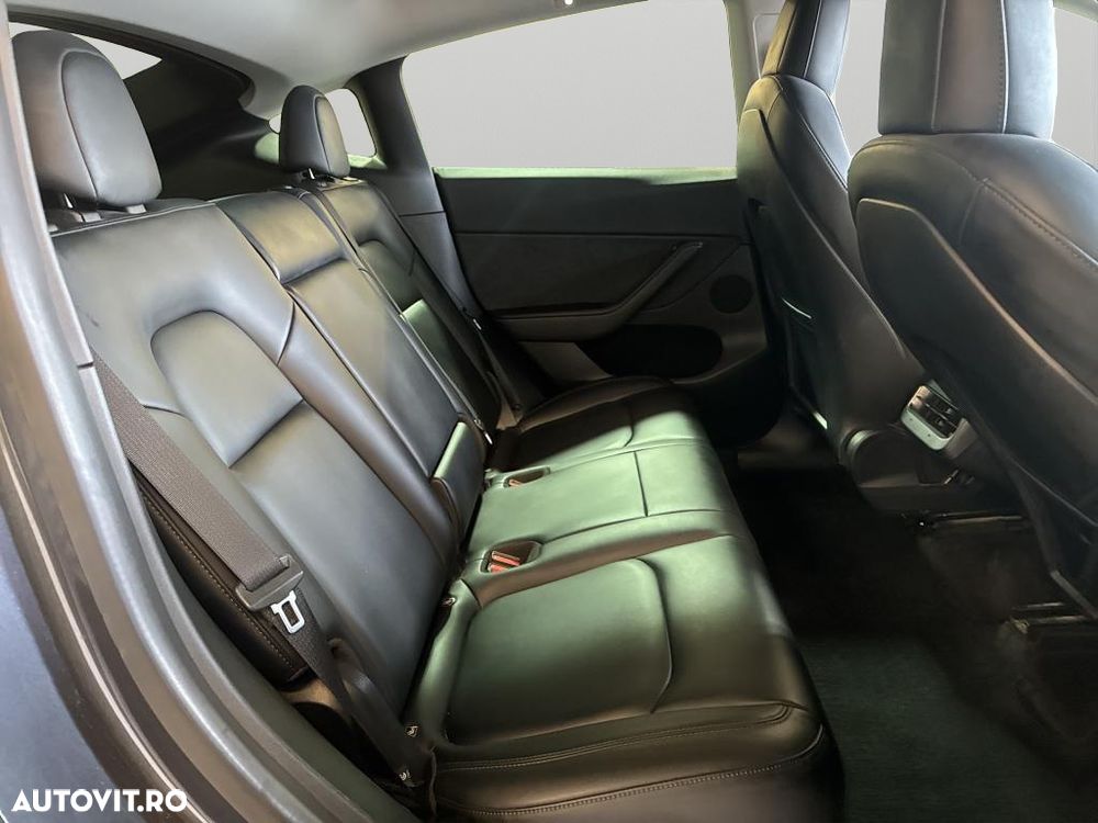 Tesla Model Y - 8