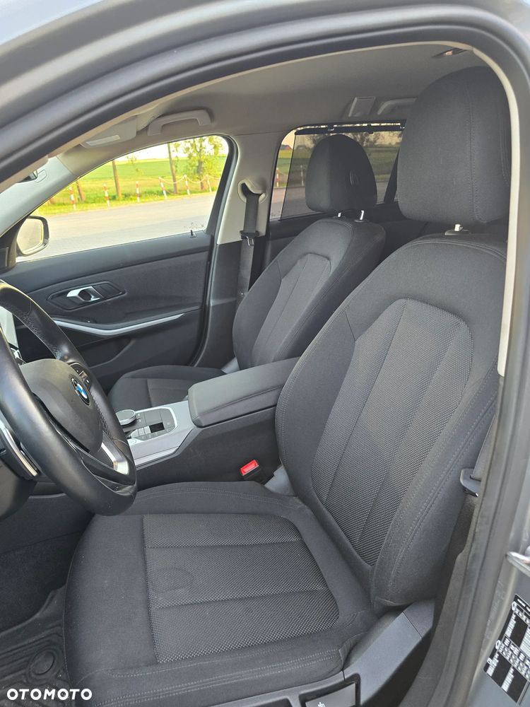 BMW Seria 3 318d mHEV - 14