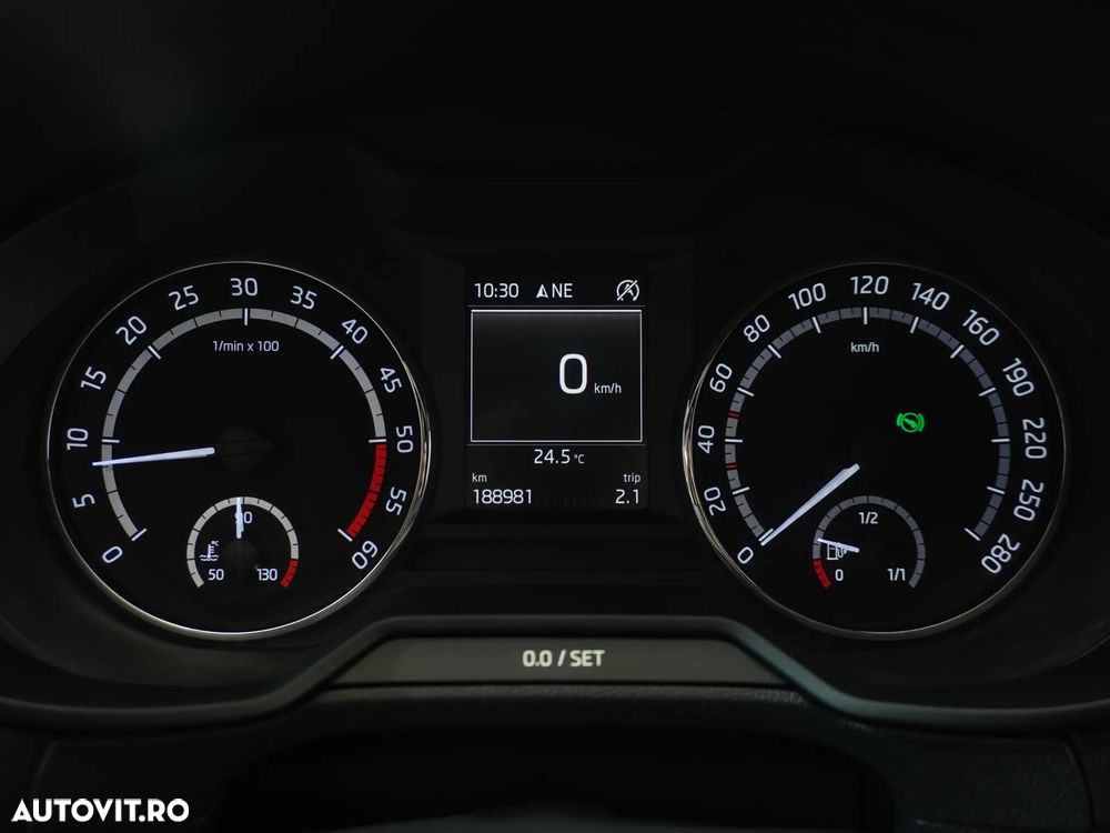 Skoda Octavia 2.0 TDI DSG RS - 25