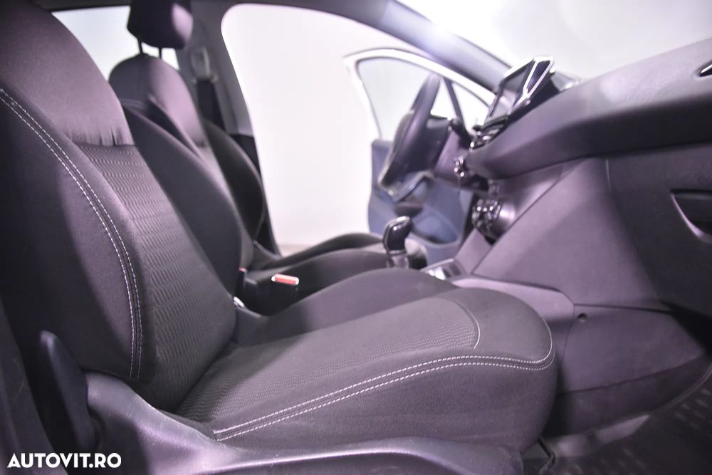 Peugeot 208 - 11