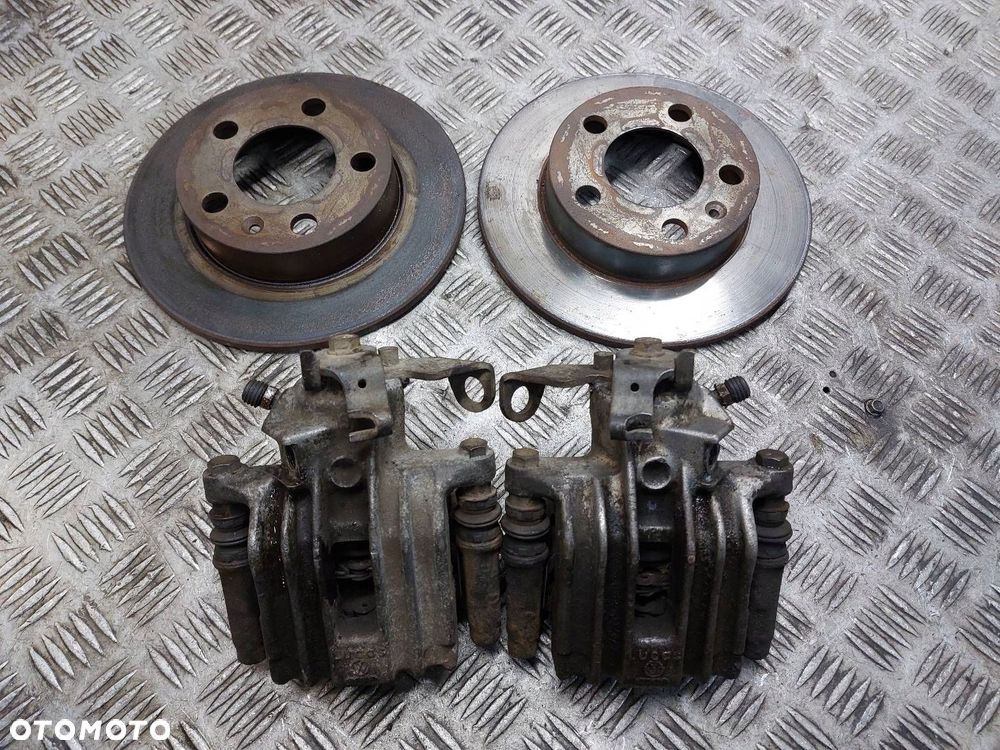 TARCZE HAMULCOWE TYŁ + KLOCKI + ZACISKI VOLKSWAGEN GOLF IV OCTAVIA I - 1