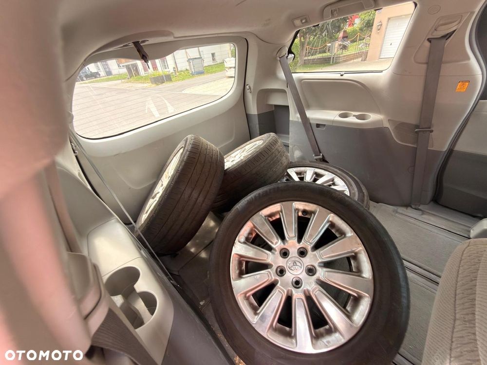 Toyota Sienna 3.5 LE AWD - 31