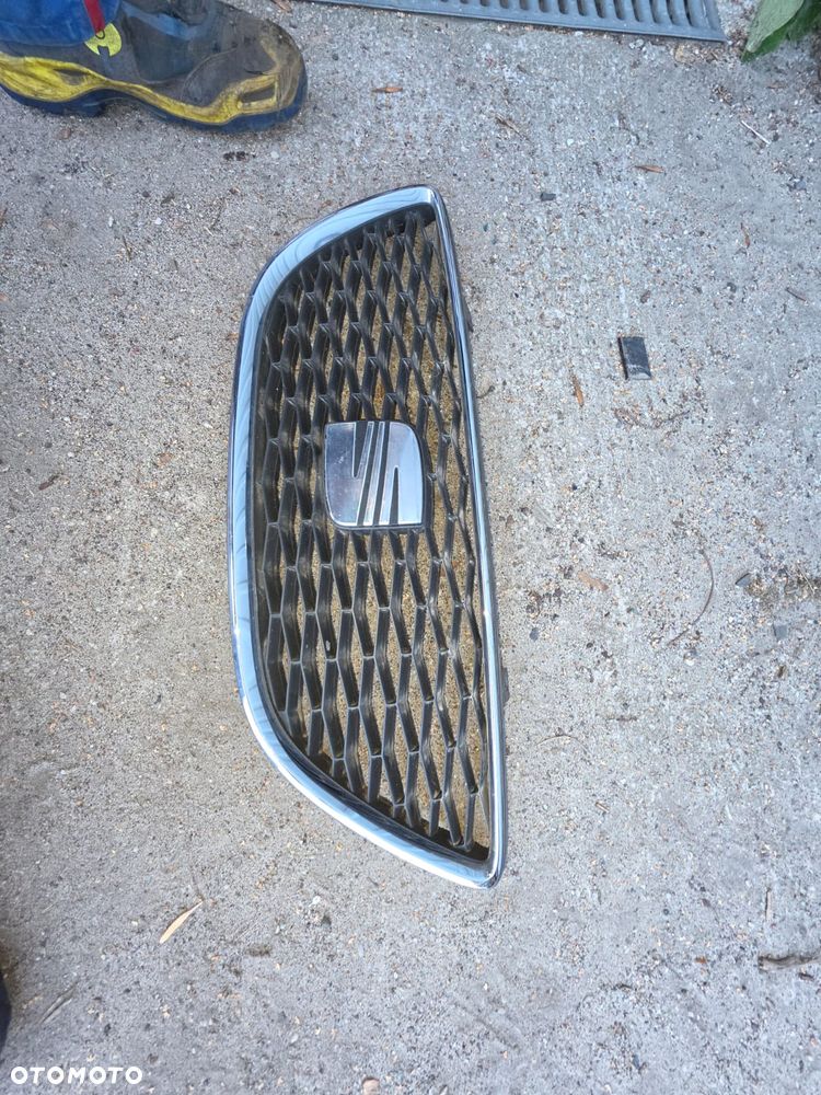Atrapa  grill  seat exeo  lift  8R0 853 654 - 2