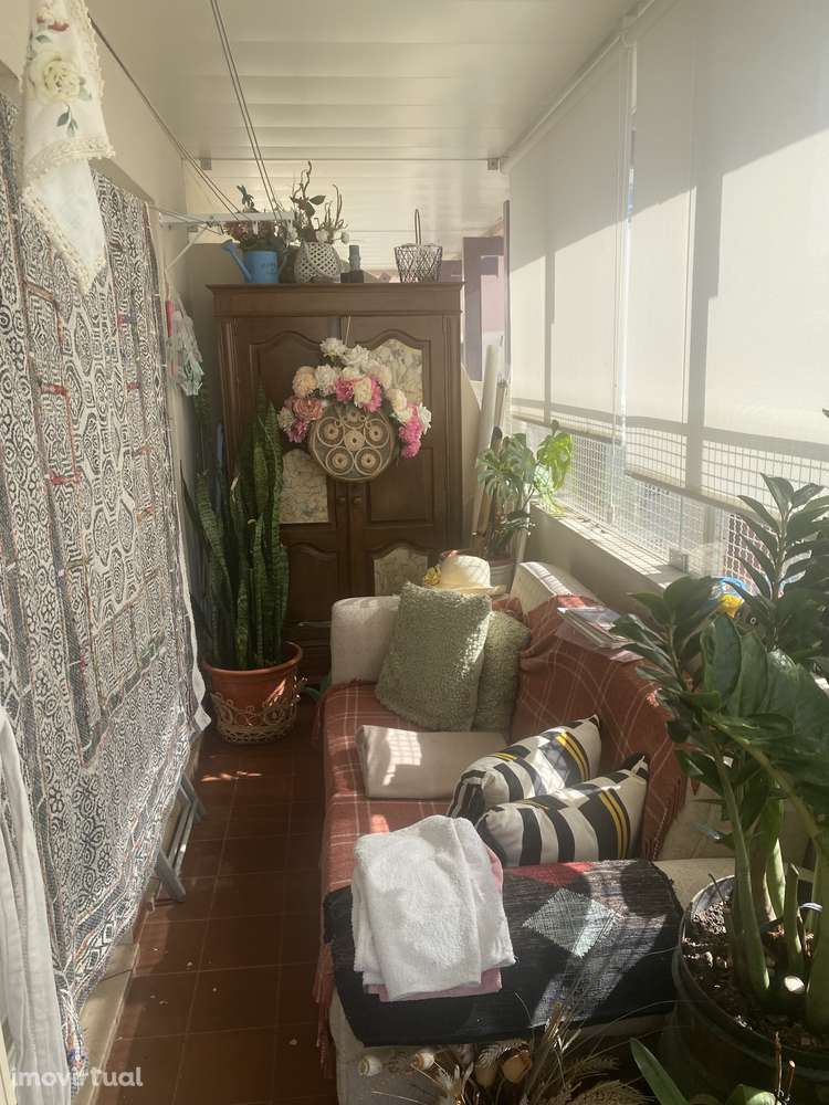 Quarto individual com mobília, vista urbana e acesso a serviços - Grande imagem: 4/24