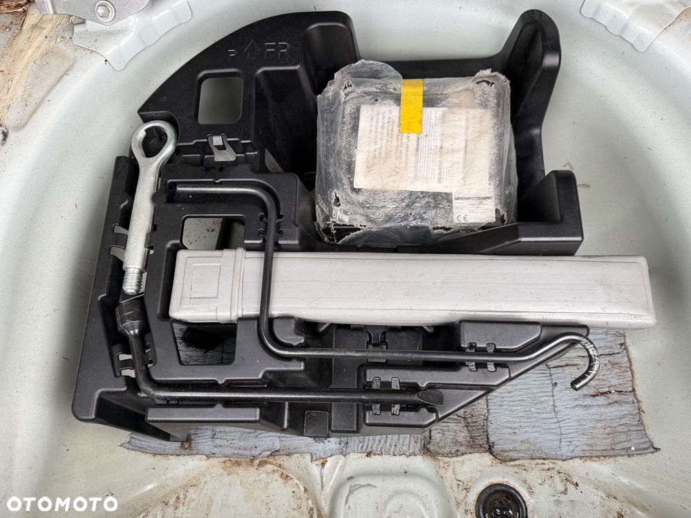 Toyota Prius 1.8 HSD Premium - 25