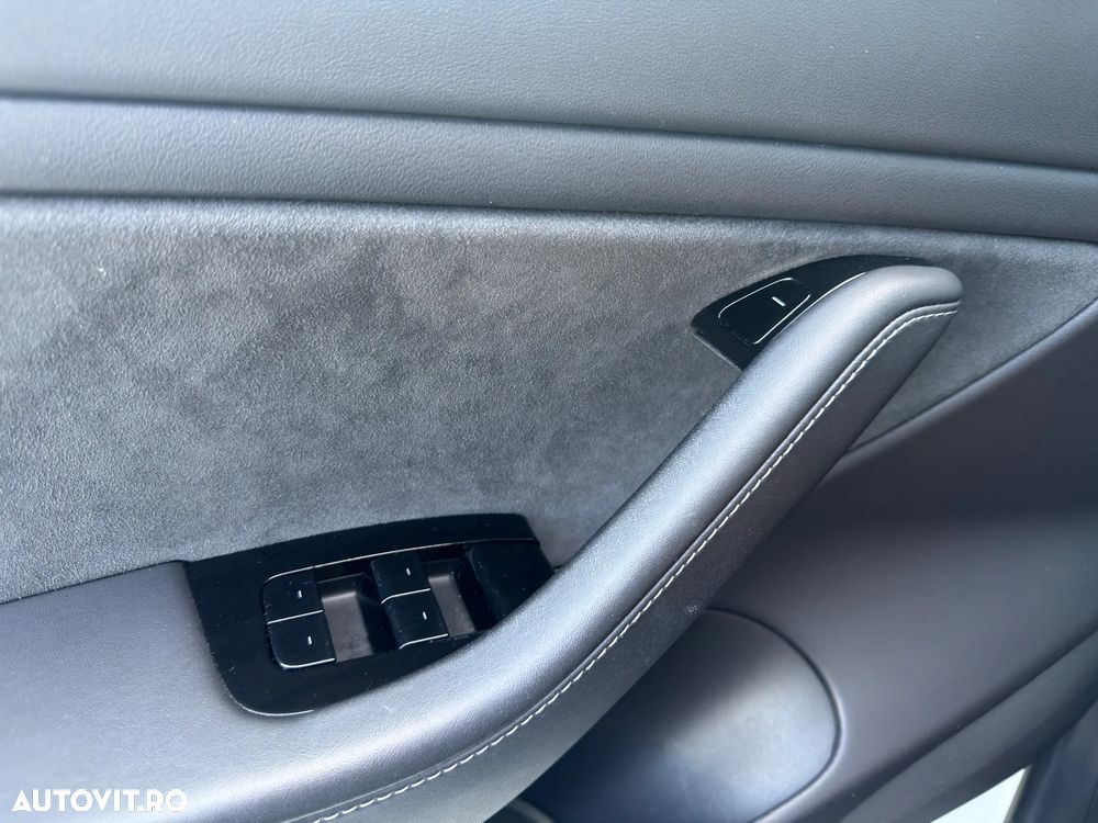 Tesla Model 3 - 32