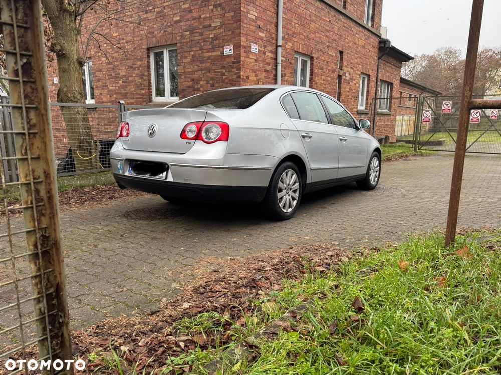 Volkswagen Passat 1.6 FSI Comfortline - 3