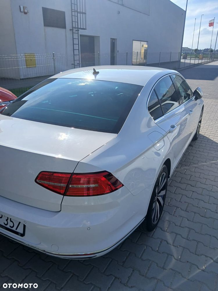 Volkswagen Passat - 4