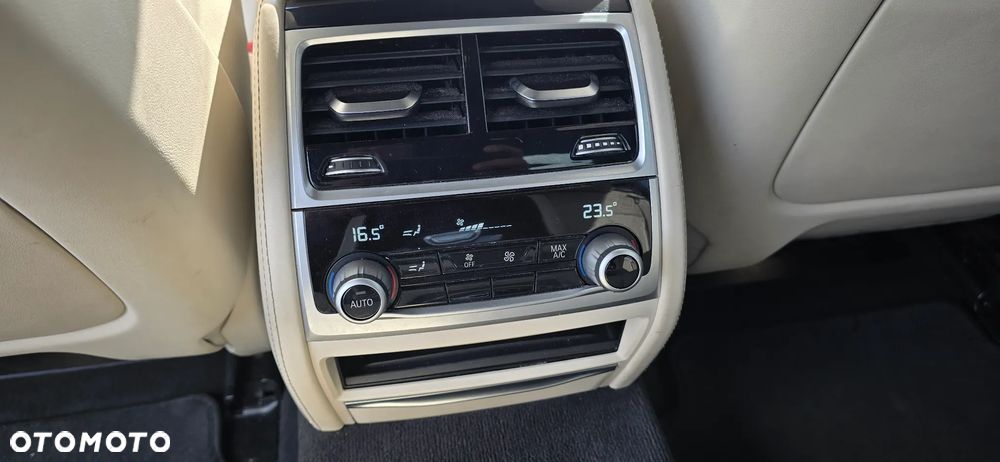 BMW Seria 7 750i xDrive sport - 13