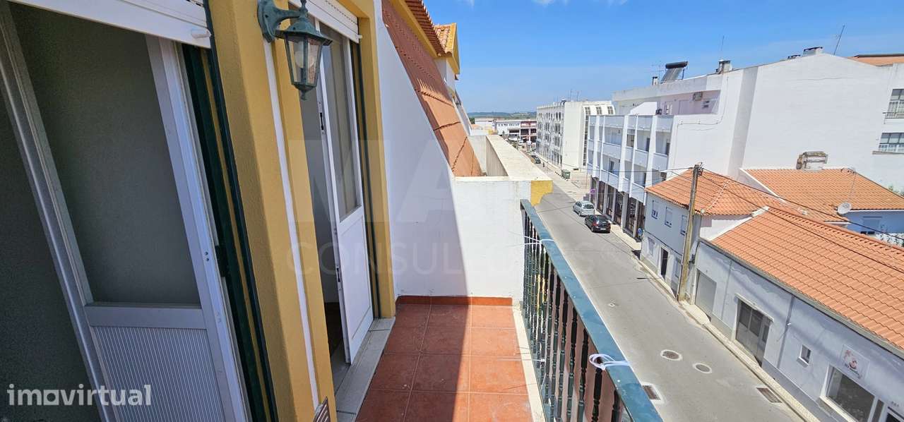 Apartamento T3 no Centro de Alpiarça | Áreas Generosas, Varandas e ... - Grande imagem: 4/46