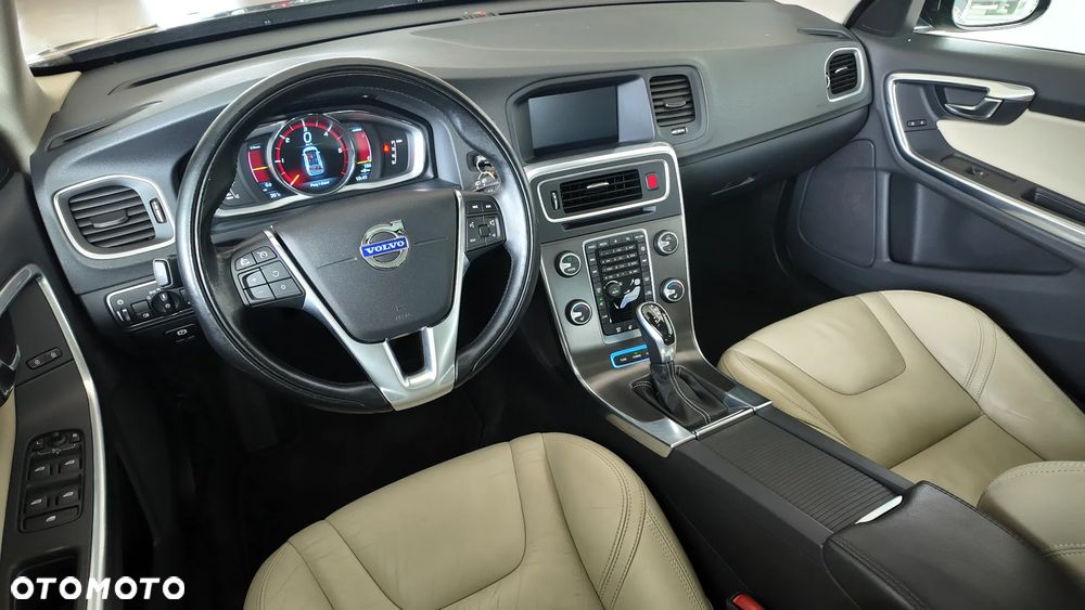 Volvo V60 D6 AWD Plug-in Hybrid Summum - 24