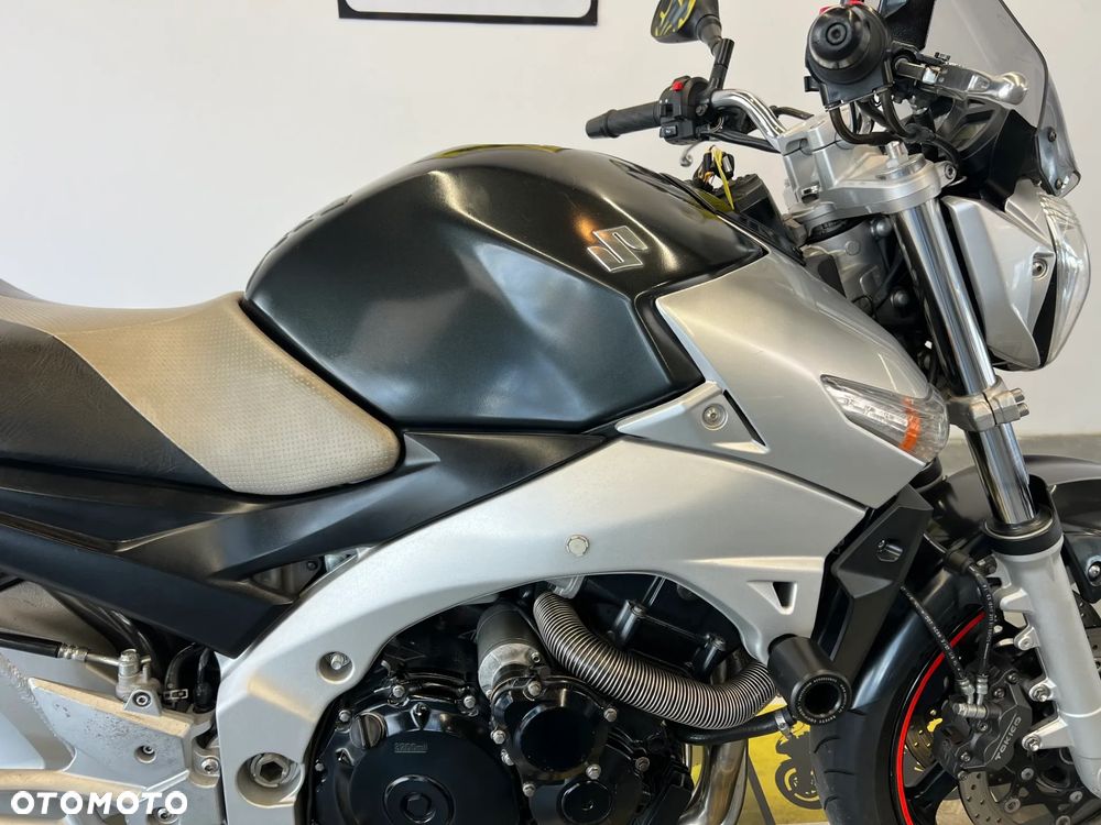 Suzuki GSR - 13