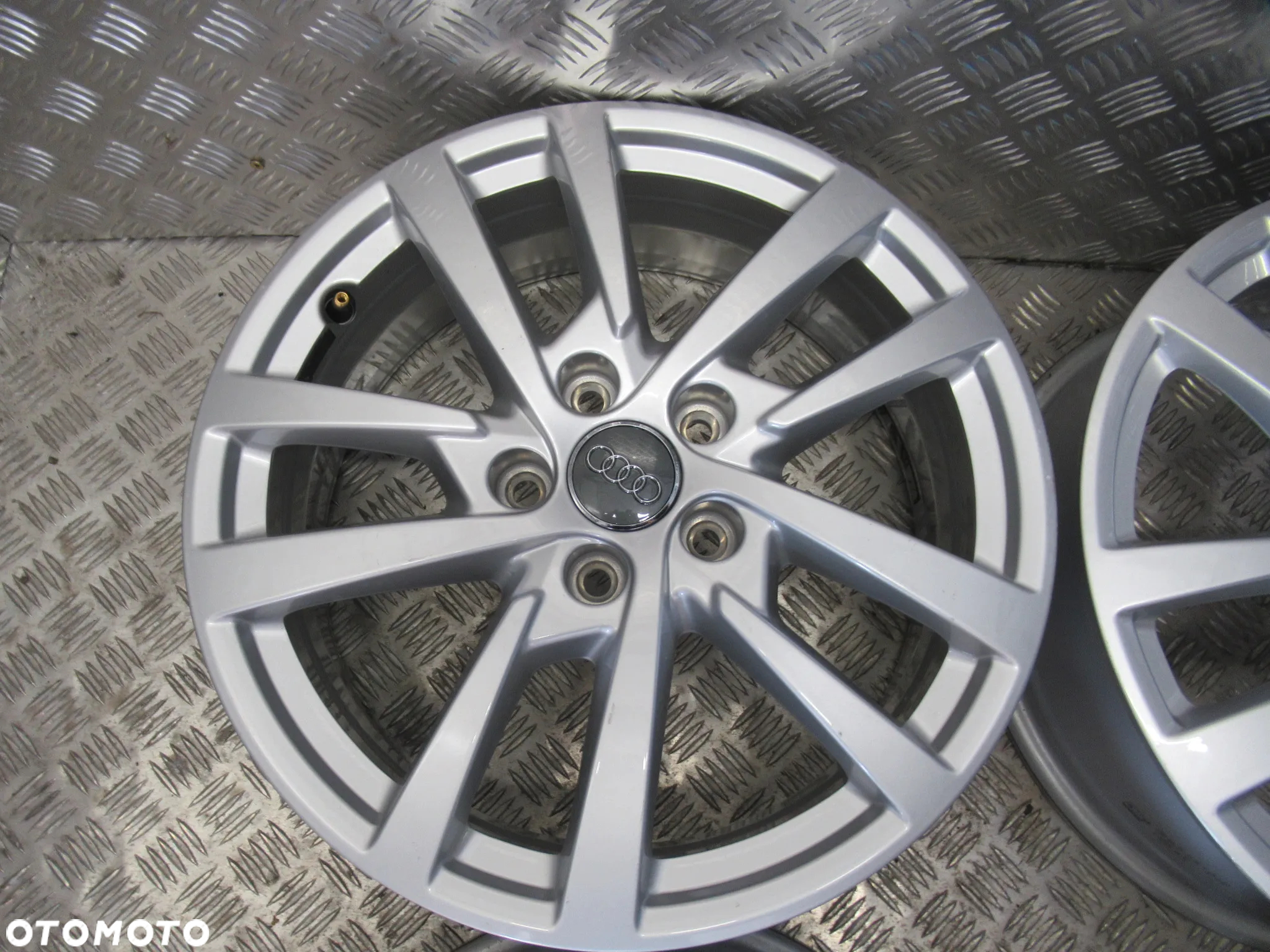Felgi Audi A3 A4 Q2 Q3 6Jx17 et48 5x112 8V0 - 4