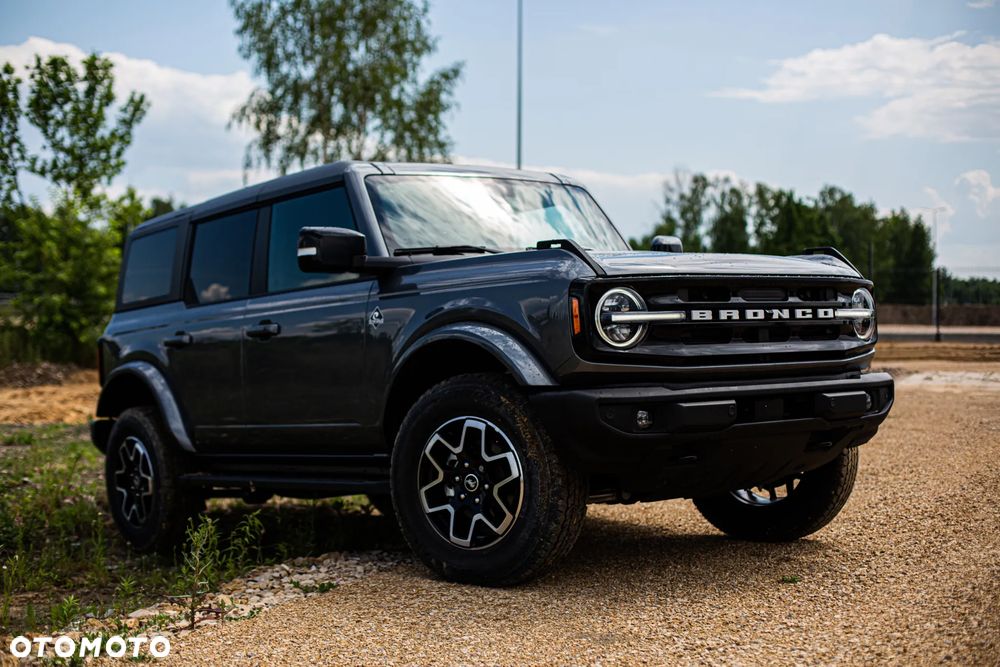 Ford Bronco - 1