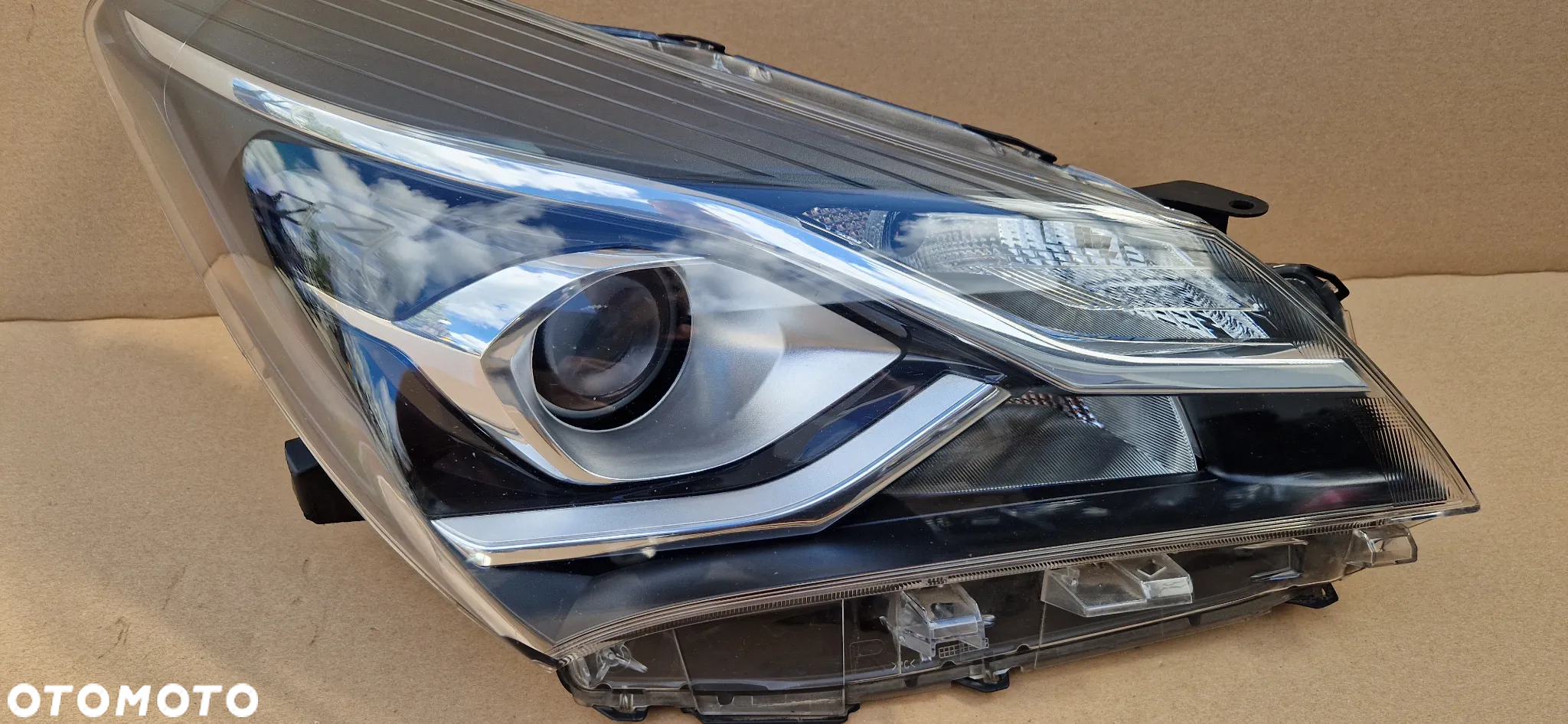 LAMPA PRAWY PRZÓD TOYOTA YARIS III LIFT 2017- - 3