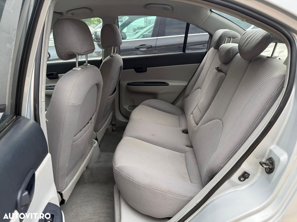 Hyundai Accent - 8