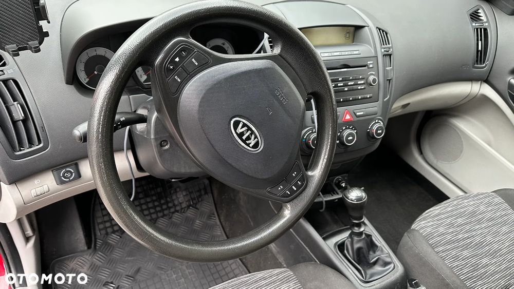 Kia Ceed - 12