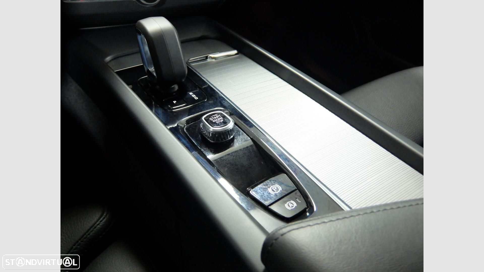 Volvo XC 60 2.0 T8 PHEV Plus Dark AWD - 24