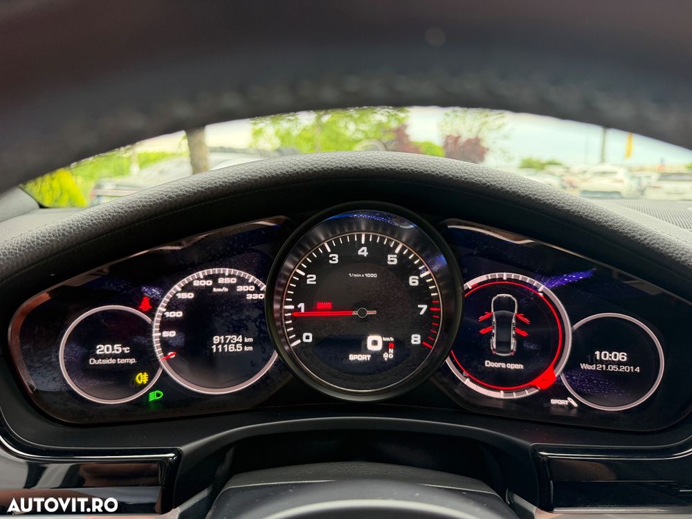 Porsche Panamera 4S Executive - 13