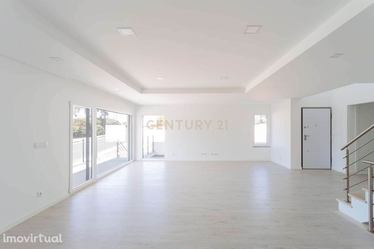 Oportunidade: Moradia T5 com jardim e piscina, na Sobreda, Almada. Em - Grande imagem: 3/34