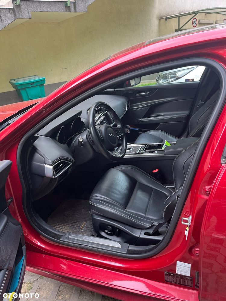 Jaguar XE 2.0 T R-Sport - 7