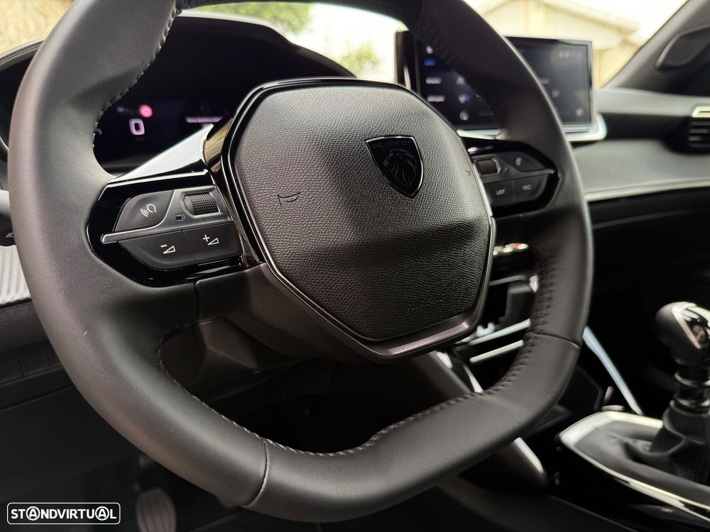 Peugeot 2008 1.2 PureTech Allure - 32