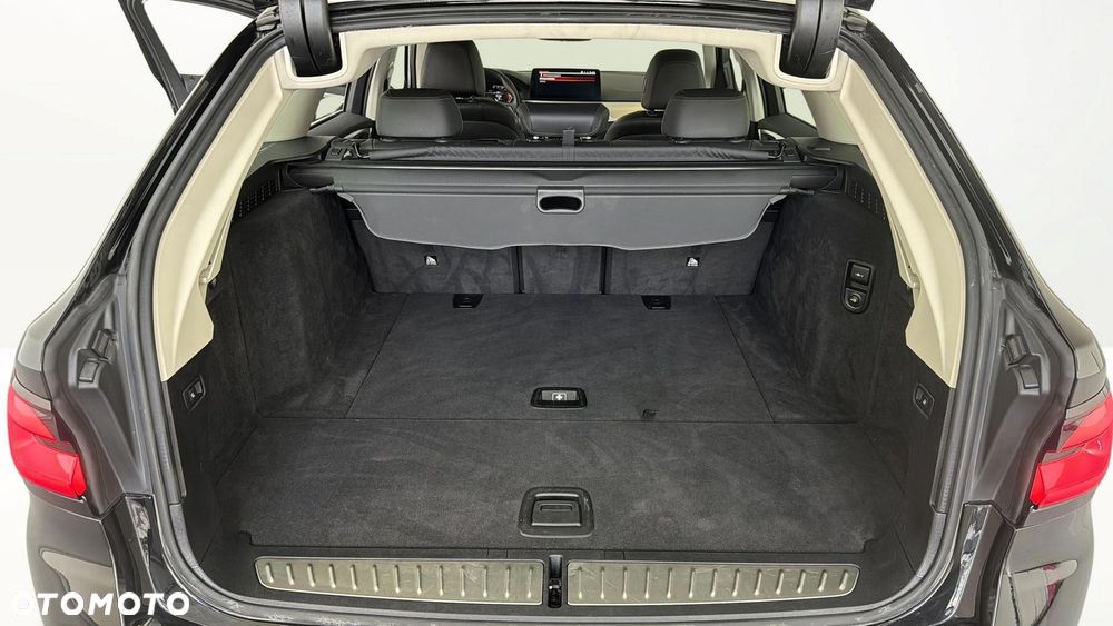BMW Seria 5 530i xDrive mHEV - 18