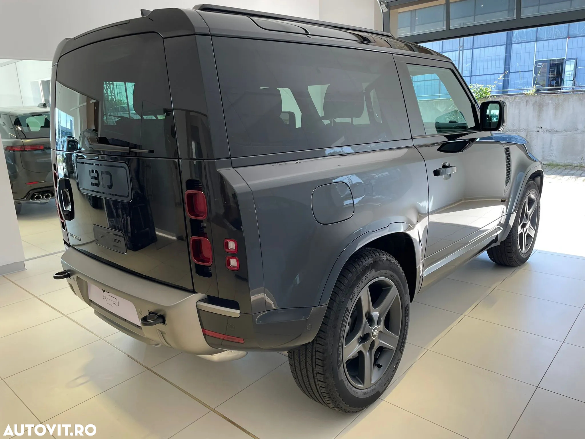 Land Rover Defender - 8