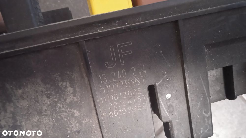 Opel Vectra C skrzynka bezpieczników 13240244 - 2