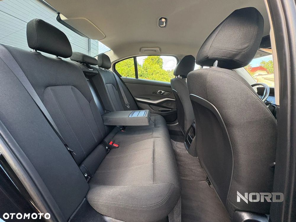 BMW Seria 3 320d mHEV - 16