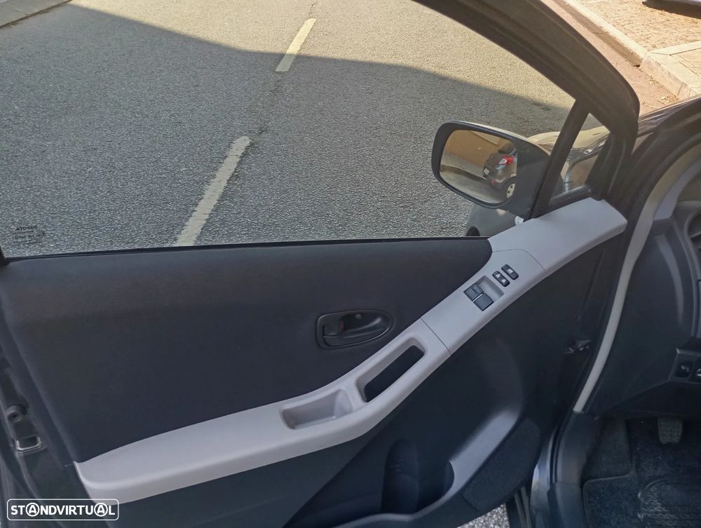 Toyota Yaris 1.0 VVT-i Comfort+P.Style - 11