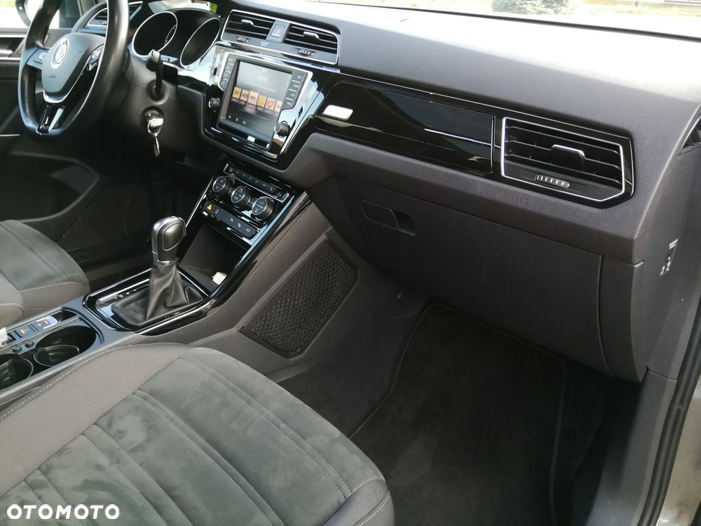 Volkswagen Touran - 12