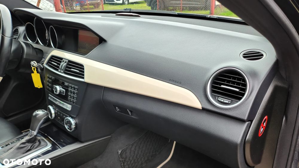 Mercedes-Benz Klasa C 250 CGI BlueEff Sport - 16