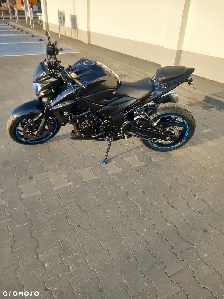 Suzuki GSX - 17