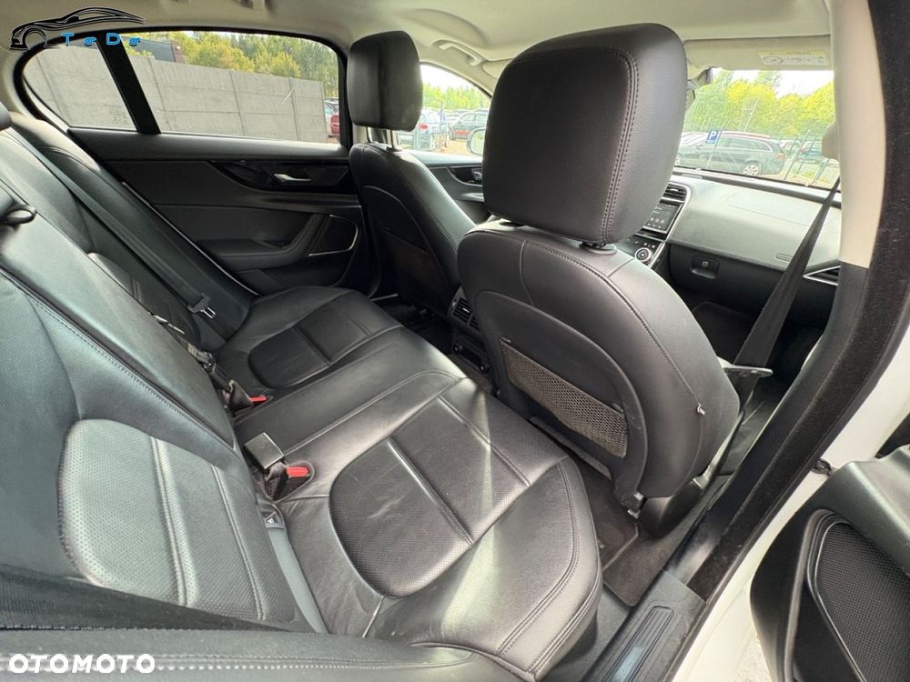 Jaguar XE 2.0 D R-Sport - 26
