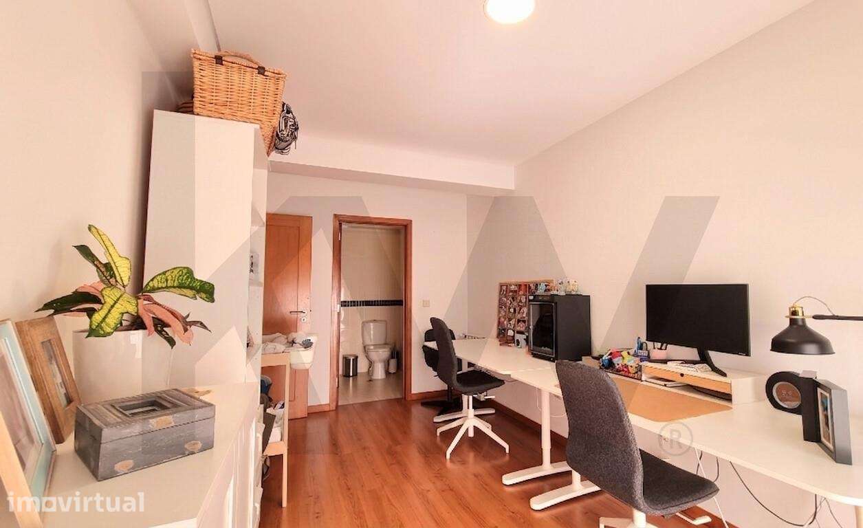 Espaçoso Apartamento T3 Duplex com 2 garagens fechadas em São Salvador - Grande imagem: 2/60