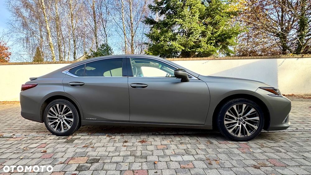 Lexus ES 300h Business Edition - 4