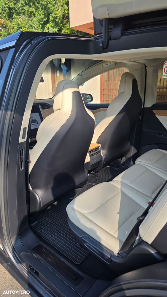 Tesla Model X - 30