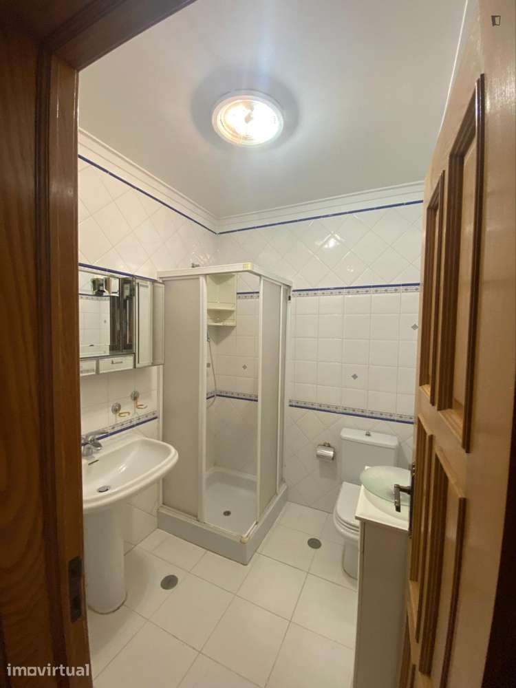 Quarto - localizado em Benfica Lisbon - Grande imagem: 2/8
