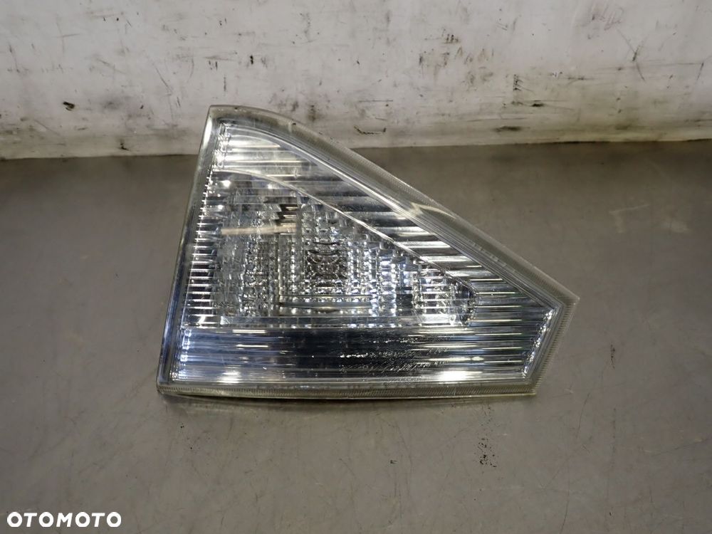 LAMPA PRAWA TYLNA W KLAPIE SUBARU IMPREZA 1.5 - 1
