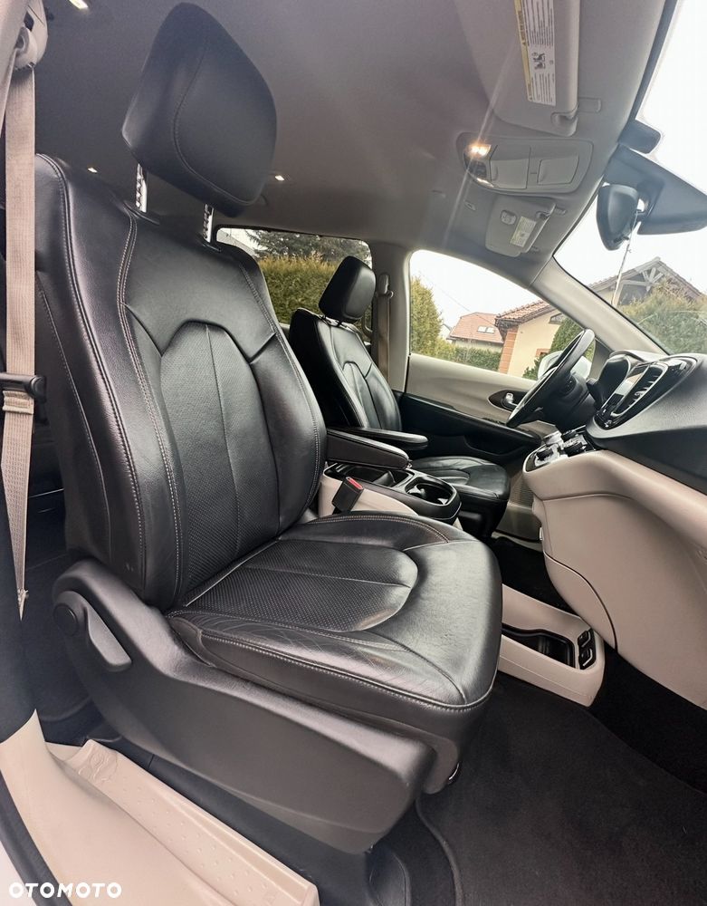 Chrysler Pacifica - 11