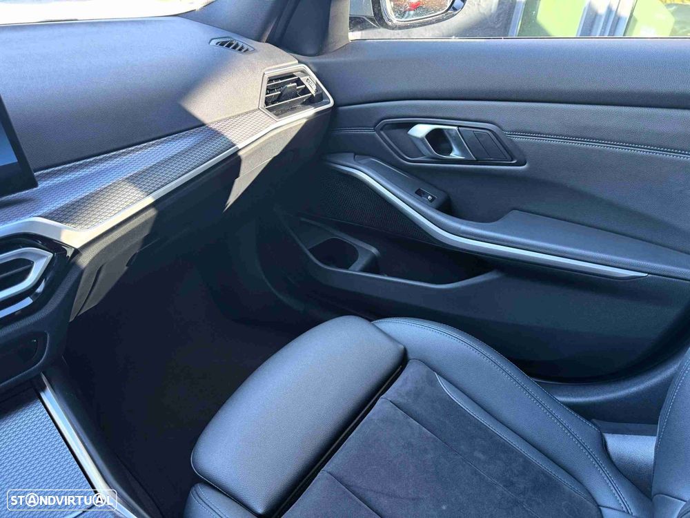 BMW 320 d Touring Pack Desportivo M Auto - 16