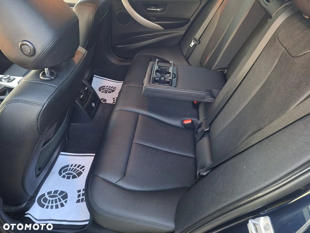 BMW Seria 3 318d Luxury Line - 33