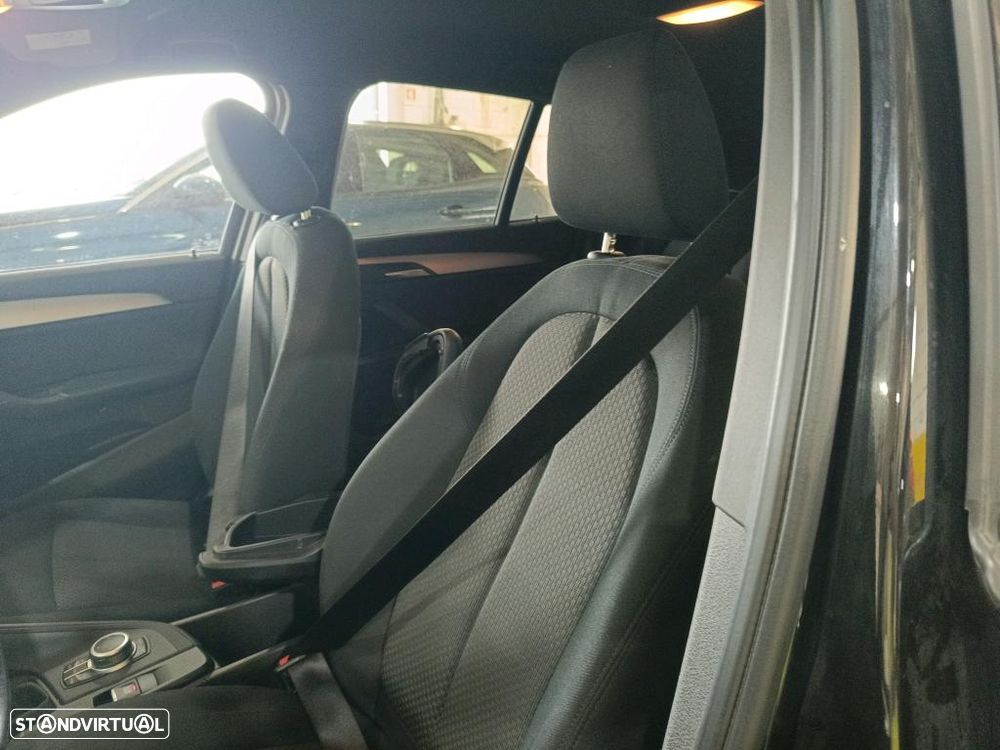 BMW X1 25 e xDrive Corporate Edition - 6