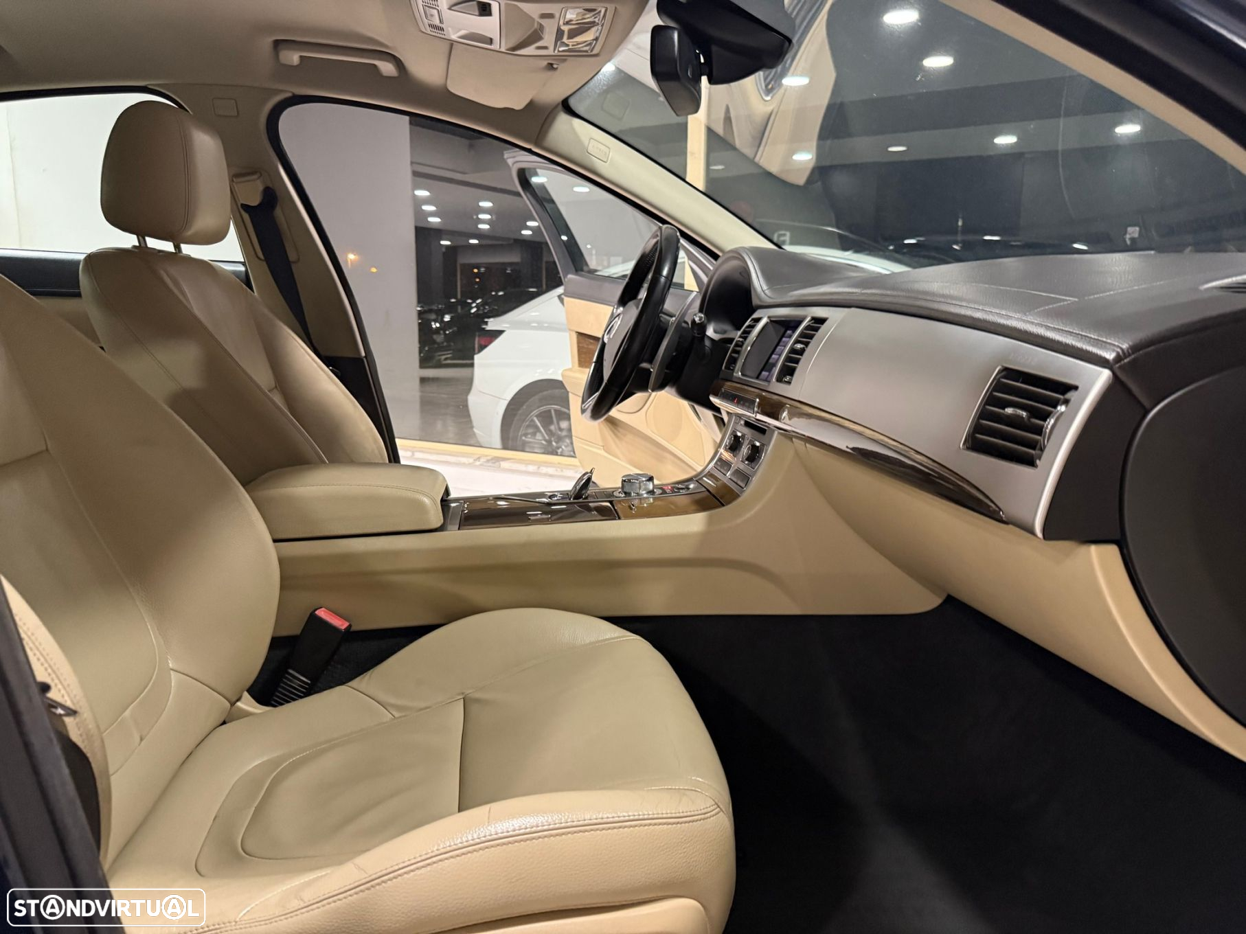 Jaguar XF 2.2 D Premium Luxury - 31
