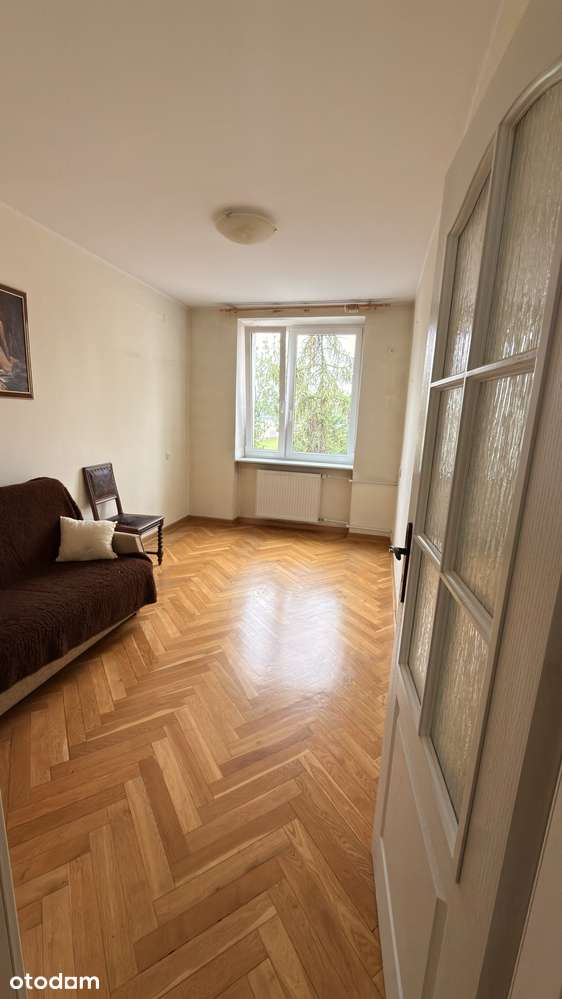 Przestronne mieszkanie z dużym balkonem i miejscem postojowym – Ochota