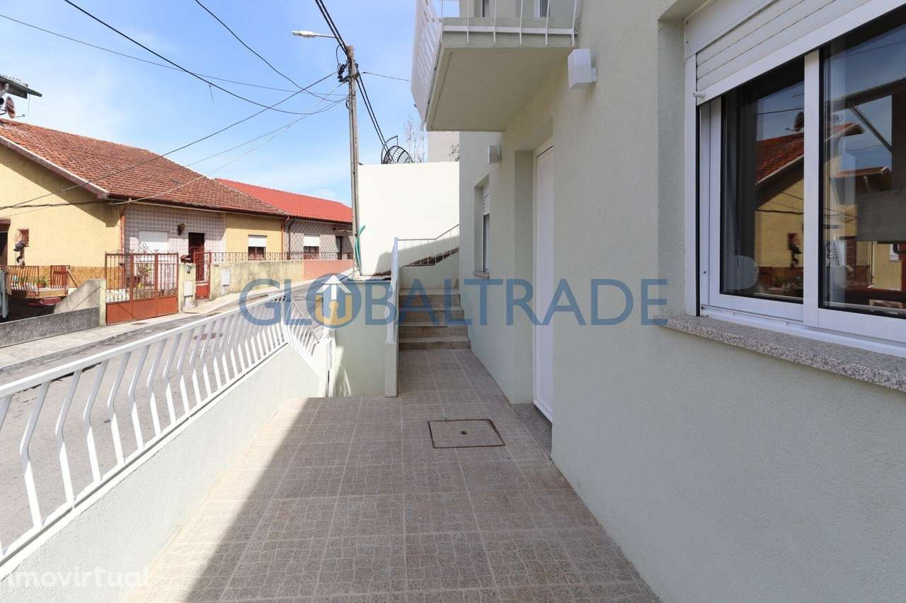 Moradia T3 Renovada & Equipada em São Pedro da Cova - Grande imagem: 3/60