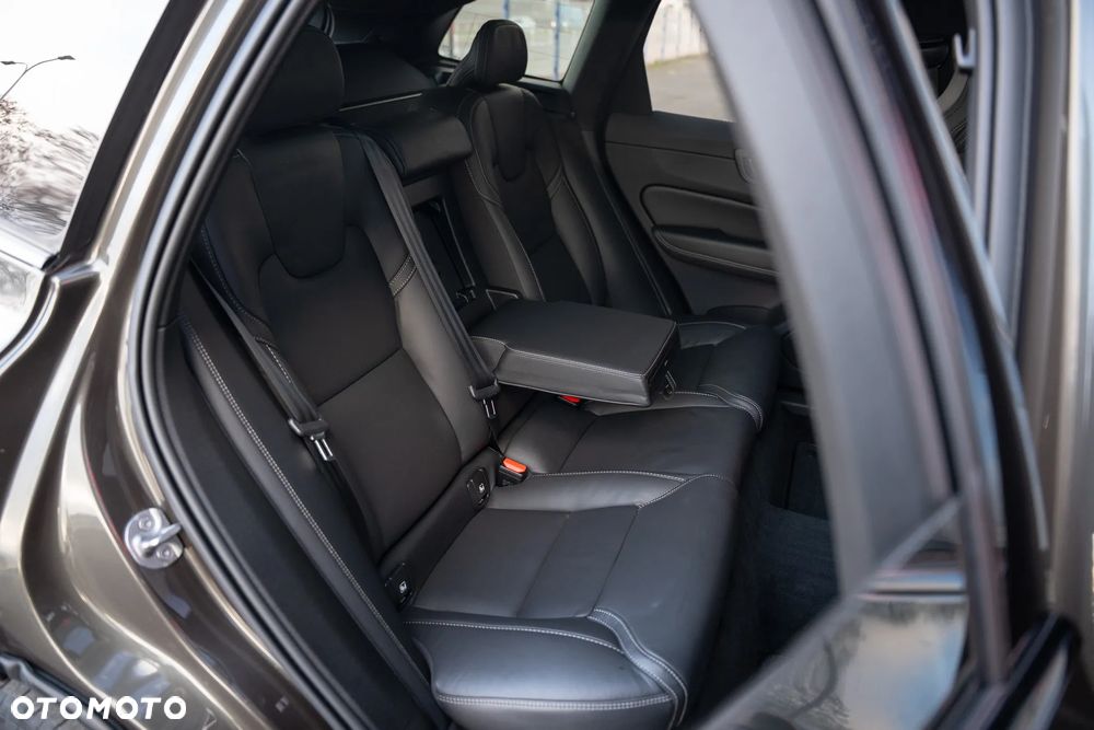 Volvo XC 60 B4 D AWD Ultimate Dark - 35