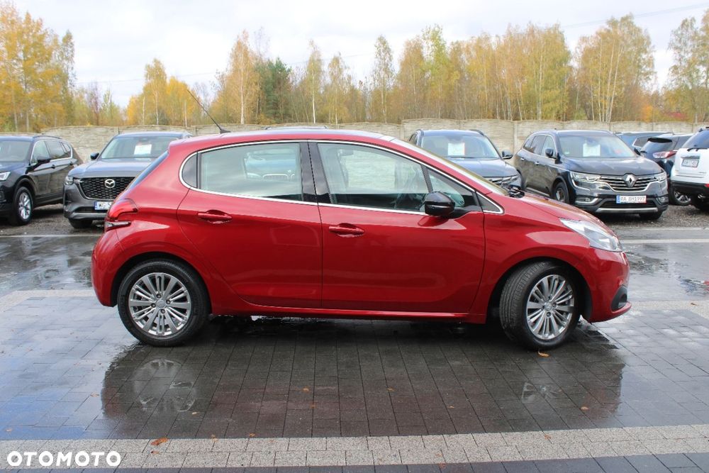 Peugeot 208 - 8